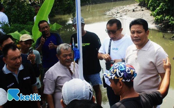 Foto Bupati Sidoarjo Subandi berbincang dengan Ketua RT 13 RW 06 dan warga Desa Banjarpoh, Kecamatan Kota Sidoarjo, di pinggir Afvour Sidokare pada Minggu (23 November 2025). (Foto: Fathur Roziq/Ketik.com)