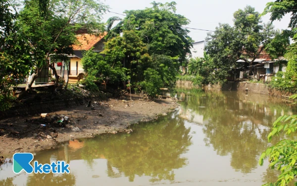 Foto Kondisi badan sungai di Avfour Sidokare yang berbelok di Desa  Banjarpoh, Kecamatan Sidoarjo. (Foto: Fathur Roziq/Ketik.com)