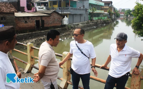 Foto Ketua RW III Lemah Putro Afifuddin, Bupati Subandi, Dwi Eko Saptono, dan Camat Kota Sidoarjo M. Aziz Muslim melihat kondisi Afvour Sidokare yang melewati Banjarpoh, Sidokare, Lemah Putro, Bluru Kidul, hingga ke muara. (Foto: Fathur Roziq/Ketik.com)