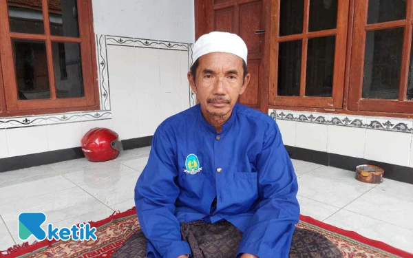 Foto H Nadori Kiyai Kampung atau Tokoh masyarakat di Desa Buker (Foto: Mat Jusi/Ketik.com).