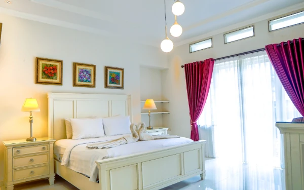 Foto View kamar tipe Suite Room yang luas dan nyaman di Boutique B21 Malang, Azana Hotels Collection. (Foto: Boutique B21 Malang, Azana Hotels Collection)