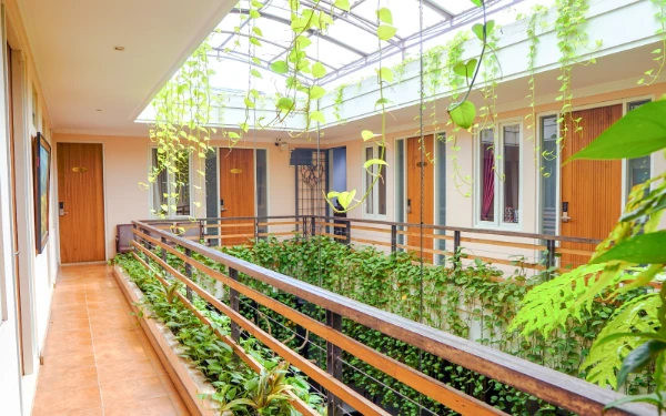 Foto View depan kamar yang segar di Boutique B21 Malang, Azana Hotels Collection. (Foto: Boutique B21 Malang, Azana Hotels Collection)