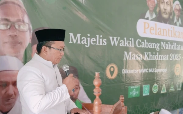 Foto Kiai Kholili ( Wakil Ketua PCNU ) saat membacakan SK pengurus MWC yang baru ( foto :  MWC NU Saronggi for KETIK )