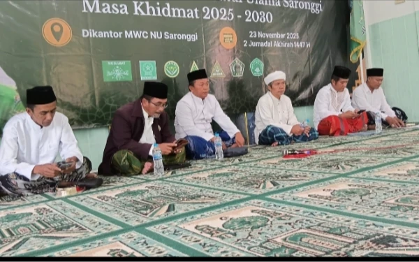 Foto Rois Syuriah PCNU Sumenep KH. Hafidhi Syarbini  ( tiga dari kanan ). ( Foto : K. Kholili for KETIK )