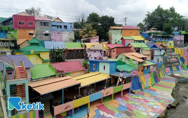 Foto View Kampung Warna Warni Jodipan dari Jembatan Kaca. (Foto: Aliyah/Ketik.com)