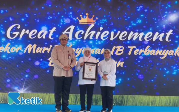 Foto Gubernur Jawa Timur Khofifah Indar Parawansa menerima penghargaan rekor MURI pelayanan IB terbanyak di City Forest, Jember, Senin, 24 November 2025. (Foto: ketik.com)