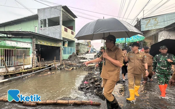 Foto Bupati Subandi bersama Kepala Dinas PU Bina Marga dan Sumber Daya Air Dwi Eko Saptono serta Dandim Lektol Shobirin mengecek penyebab banjir di Waru. (Foto: Istimewa)