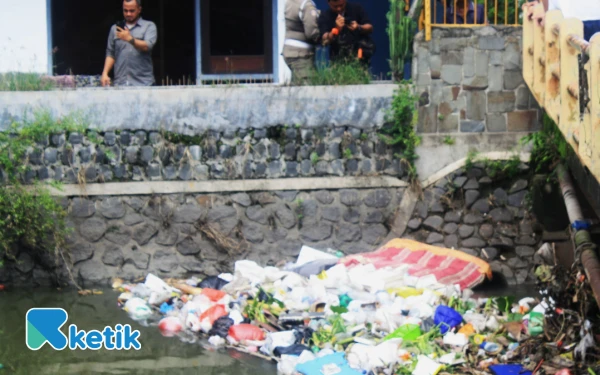 Foto Sampah rumah tangga dan kasur yang dibuang warga di sungai kawasan Lemah Putro, Sidoarjo. (Foto: Fathur Roziq/Ketik.com)