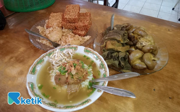 Foto Satu porsi soto yang nikmat dengan beberapa toping di Soto Basket. (Foto: Aliyah/Ketik.com)