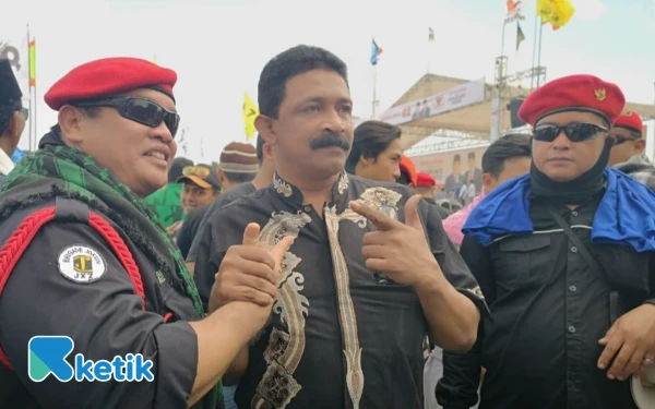Foto Abdul Hakim (tengah) sosok vokal yang mendesak Bakesbangpol Sleman untuk bertanggung jawab atas peniadaan Upacara Sumpah Pemuda yang dianggap mengorbankan nilai kebangsaan. (Foto: Fajar Rianto/Ketik.com)