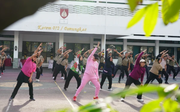 Foto Senam Zumba bersama yang diikuti anggota Persit Koorcab Rem 072 dan jajaran. Kegiatan ini merupakan lanjutan dari Jalan Sehat di kawasan Malioboro. (Foto: Penrem 072/Pmk for Ketik.com)