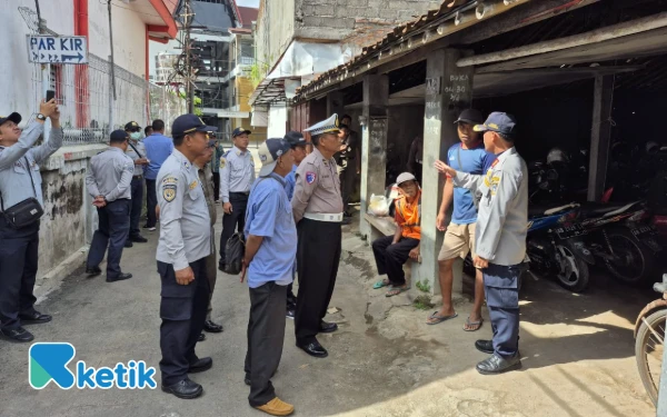 Foto Kepala UPTD Pengelolaan Perparkiran Dishub Sleman Wahyu Slamet (kanan) bersama tim gabungan berdialog dengan warga terkait penertiban dan penataan lokasi parkir di sekitar Pasar Godean.  (Foto: Aziz/Ketik.com)