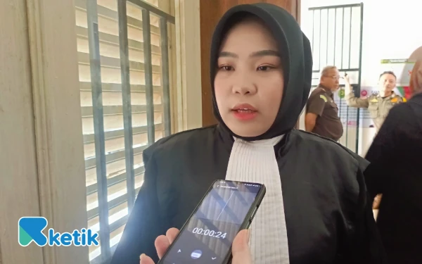 Foto Penasihat hukum terdakwa, Aulia Zahra SH MH, memberikan keterangan kepada jurnalis usai sidang putusan Ichsan di Pengadilan Negeri Palembang. Rabu 25 November 2025 (Foto: M Nanda/Ketik.com)