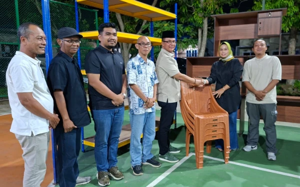 Foto Penyerahan Bantuan Perlangkapan Posyandu Berupa Kursi , Meja dan Rak