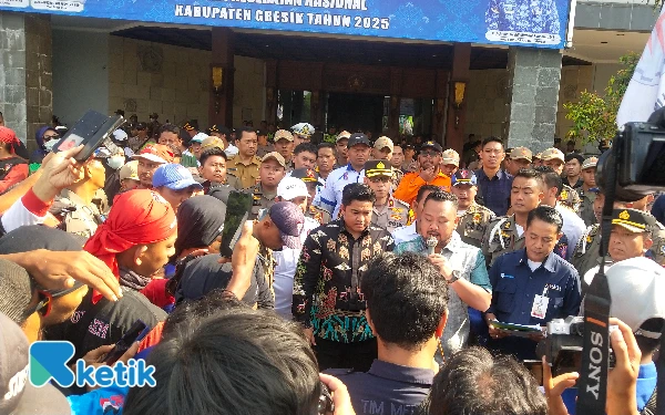 Foto Gus Yani saat menyampaikan kesepakatan hasil audiensi di tengah-tengah buruh. (Foto : Sutejo, RC/Ketik.com)