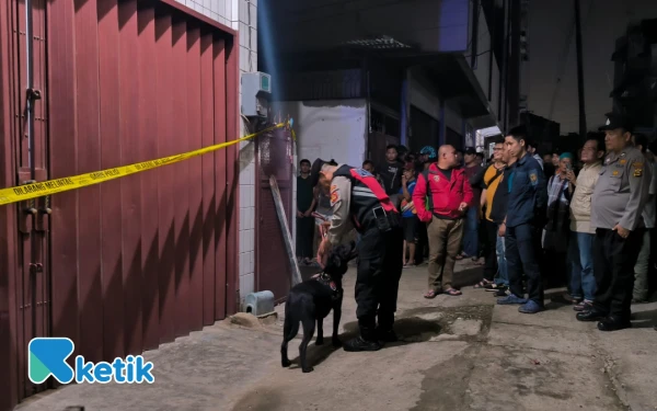 Foto Pihak kepolisian menerjunkan anjing pelacak untuk menyelidiki penyebab kedua pasangan suami istri yang diduga dirampok di sebuah ruko kempang di Jalan Pengadilan, Kelurahan 15 Ilir, Kecamatan Ilir Timur 1 Palembang, Selasa 25 November 2025. (Foto : Yola/ Ketik.com)