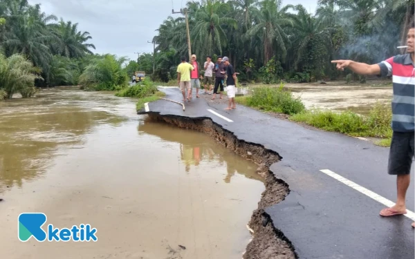 Foto Kondisi jalan penghubung Nagari Ranah Koto Tinggi (Sikabau) putus akibat banjir. Ribuan warga terisolasi.(Wawan/ketik.com)