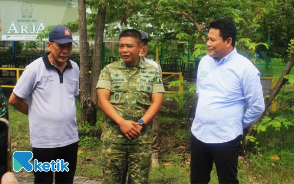 Foto Bupati Subandi bersama Dandim Sidoarjo Letkol Shobirin melihat calon lokasi Kopdes Merah Putih di Desa Kemiri, Kecamatan Sidoarjo. (Foto: Fathur Roziq/Ketik.com)