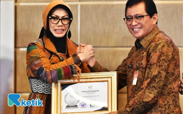 Foto Sekda Kabupaten Sidoarjo Dr Fenny Apridawati menerima penghargaan dari Direktur Jenderal Bina Pembangunan Daerah (Bangda) Kementerian Dalam Negeri Ir Restuardy Daud MSc. (Foto:  Kominfo Sidoarjo)