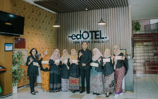 Foto Pemberian penghargaan kepada guru SMKN 3 Malang pada 25 November 2025. (Foto: The Shalimar Boutique Hotel Malang for Ketik.com)