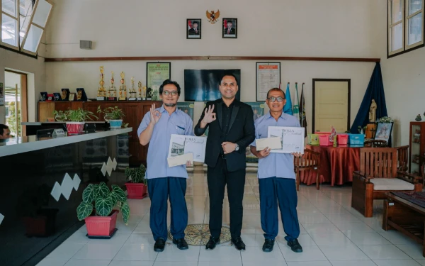 Foto Pemberian penghargaan kepada guru SMAS Katolik Cor Jesu Malang pada 25 November 2025. (Foto: The Shalimar Boutique Hotel Malang for Ketik.com)