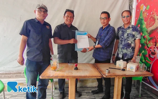 Foto Kandidat pendaftar kedua pada Konferensi IX PWI Labuhanbatu, Kurnia Hamdani (dua kiri) saat menyerahkan berkas ke tim penjaringan. (FOTO: Joko/Ketik.com)