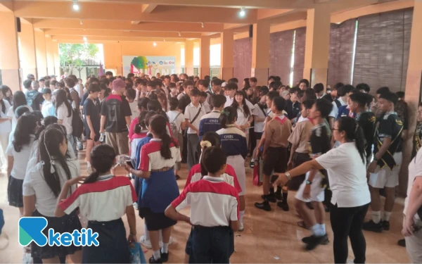 Foto para siswa dan guru dari dua sekolah melakukan interaksi saat rombongan Singapore International School of Bangkok berkunjung ke SMPN 1 Singaraja (suartha)