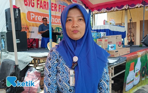 Foto Koordinator Penyuluh Balai Penyuluhan Pertanian (BPP) Kecamatan Sragi, Reza Aristanti, saat diwawancara usai hadiri panen padi di Desa Sumublor (Foto: Slamet/Ketik)