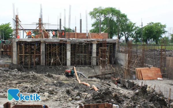 Foto Kondisi proyek rumah pompa di Desa Kedungpeluk, Kecamatan Candi, saat disidak Bupati Subandi pada Kamis (27 November 2025) (Foto: Fathur Roziq/Ketik.com)