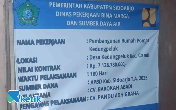 Foto Papan nama proyek rumah pompa di Kedungpeluk yang terpasang di lokasi.  (Foto: Fathur Roziq/Ketik.com)
