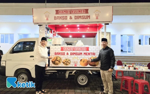 Foto Bupati Jember Gus Fawait bersama Ketua Kwarda Pramuka Jatim HM Arum Sabil berpose di depan food truck Hamry Kuliner. (Foto: Dok. Ketik.com)