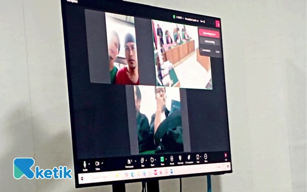 Foto Layar monitor persidangan memperlihatkan kedua terdakwa mengikuti sidang secara daring dari Rutan Kelas I Palembang, sementara Majelis Hakim dan JPU menggelar persidangan di ruang sidang Pengadilan Negeri Palembang. Kamis 27 November 2025 (Foto: M Nanda/Ketik.com)