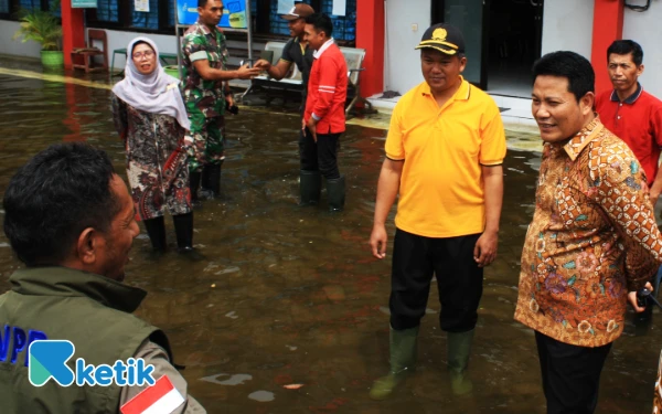 Foto Bupati Sidoarjo Subandi bersama Kepala BPBD Sidoarjo Sabino Mariano melihat langsung kondisi banjir di SMPN 2 Tanggulangin, Desa Kedungbanteng, Kecamatan Tanggulangin, pada Kamis (27 November 2025). (Foto: Fathur Roziq/Ketik.com)