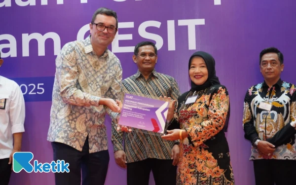 Foto Wabup Malang Hj Lathifah Shohib ketika menerima penghargaan dari Kedubes Australia melalui program Sigesit. (Foto: Prokopim Kabupaten Malang)