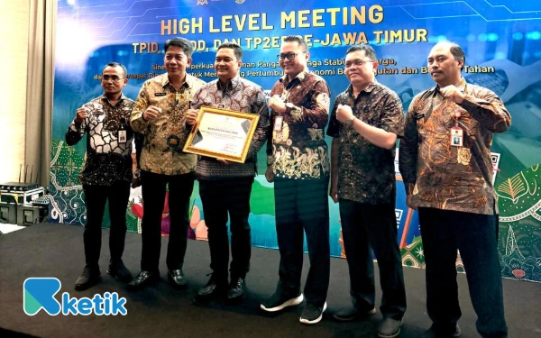 Foto Sekda Kabupaten Malang Budiar ketika menerima penghargaan TP2DD. (Foto: Prokopim Kabupaten Malang)