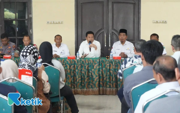 Foto Pertemuan koordinasi pemerintah, pengusaha, dan warga yang dihadiri Bupati Subandi di Balai Desa Tambaksawah pada Rabu (26 November 2026). (Foto: Kominfo Sidoarjo