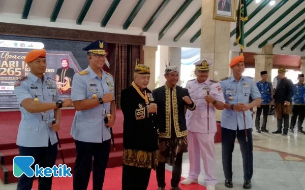 Foto Bupati Malang Sanusi bersama  para pejabat TNI ketika Hari Jadi ke-1265 Kabupaten Malang. (Foto: Binar Gumilang/Ketik.com)