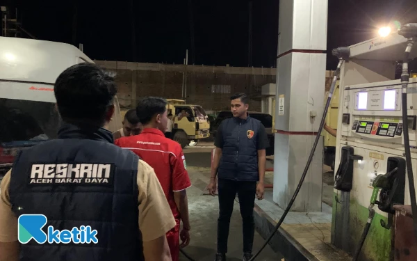 Foto Personel Satreskrim Polres Abdya memastikan penyaluran BBM tepat sasaran untuk menghindari terjadinya penimbunan, Jumat malam, 28 November 2025. (Foto: T. Rahmat/Ketik)
