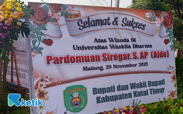 Foto Karangan bunga dari Bupati dan Wakil Bupati Kutai Timur (Foto: Mat Jusi/Ketik.com).