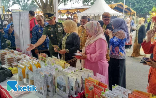 Foto Wabup Malang Hj Lathifah Shohib bersama Forkompinda meninjau Pasar Murah. (Foto: Binar Gumilang/ketik.com)