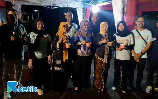 Foto Wabup Malang Hj Lathifah Shohib bersama Plt Kepala Disperindag Kabupaten Malang Astri ketika berfoto bersama pelaku IKM. (Foto: Binar Gumilang/ketik.com)