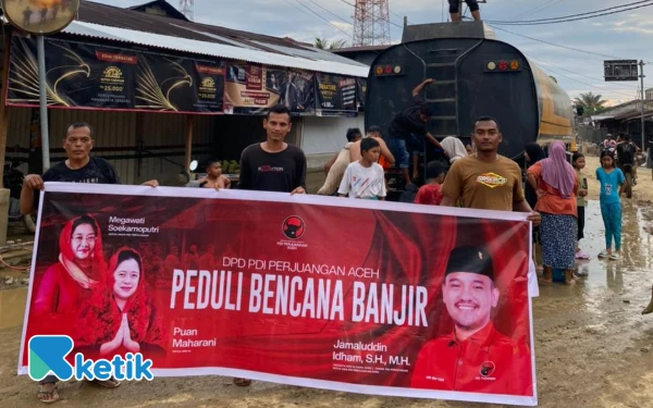 Foto PDI Perjuangan menyalurkan air bersih untuk korban banjir di Nagan Raya, Sabtu, 29 November 2025. (Foto: KU/Ketik)