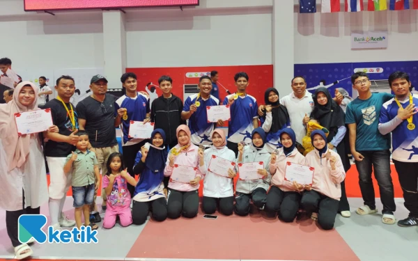 Foto Atlet, pelatih dan official Cabor Anggar Abdya usai meraih sejumlah medali di ajang Pra PORA 2025. (Foto: Dok Ketik)