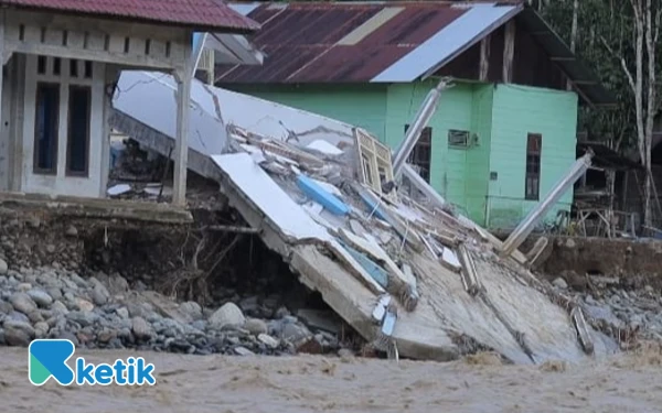 Foto Salah satu rumah warga Beutong Ateuh Banggalang roboh akibat banjir, Sabtu, 29 November 2025. (Foto: Basriadi/Ketik)