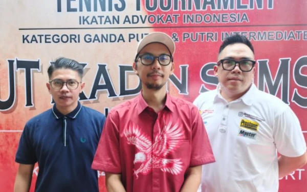 Foto Bayu Prasetya Andrinata SH MKn menyampaikan semangat persatuan Ikadin Sumsel dalam pembukaan turnamen tenis perayaan HUT ke-40. Sabtu 29 November 2025 (Foto: Ikadin Sumsel)