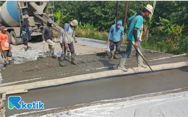 Foto Sejumlah pekerja proyek sedang menginjak besi dowel dalam proses pemasangannya (Foto: Slamet/Ketik)