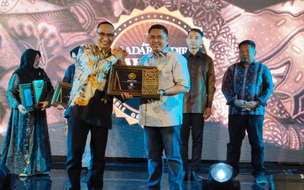 Foto Kampung Family Resto saat menerima Jawa Pos Radar Kediri Awards 2025 bertema Sustainable Growth yang berlangsung di Grand Surya Hotel Kediri, Sabtu (29/11/2025).