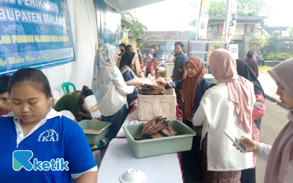 Foto Stand Pasar Murah Hari Jadi ke-1265 Kabupaten Malang diserbu pembeli. (Foto: Binar Gumilang/ketik.com)