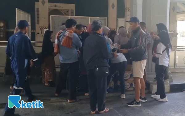 Foto Relawan Ketik.com dan Komunitas Sejoli (Sedekah Jogging Kuliner) mendistribusikan langsung paket sarapan kepada penunggu pasien di area strategis luar Masjid Asy Syifaa', RSUP Dr Sardjito. Semoga bantuan ini menjadi energi positif untuk pendamping pasien yang berjuang. (Foto: Wulan for Ketik.com)