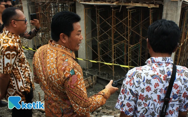 Foto Bupati Subandi saat melakukan sidak ke proyek dam dan rumah pompa Kedungpeluk pada Kamis (27 November 2025). (Foto: Fathur Roziq/Ketik.com)